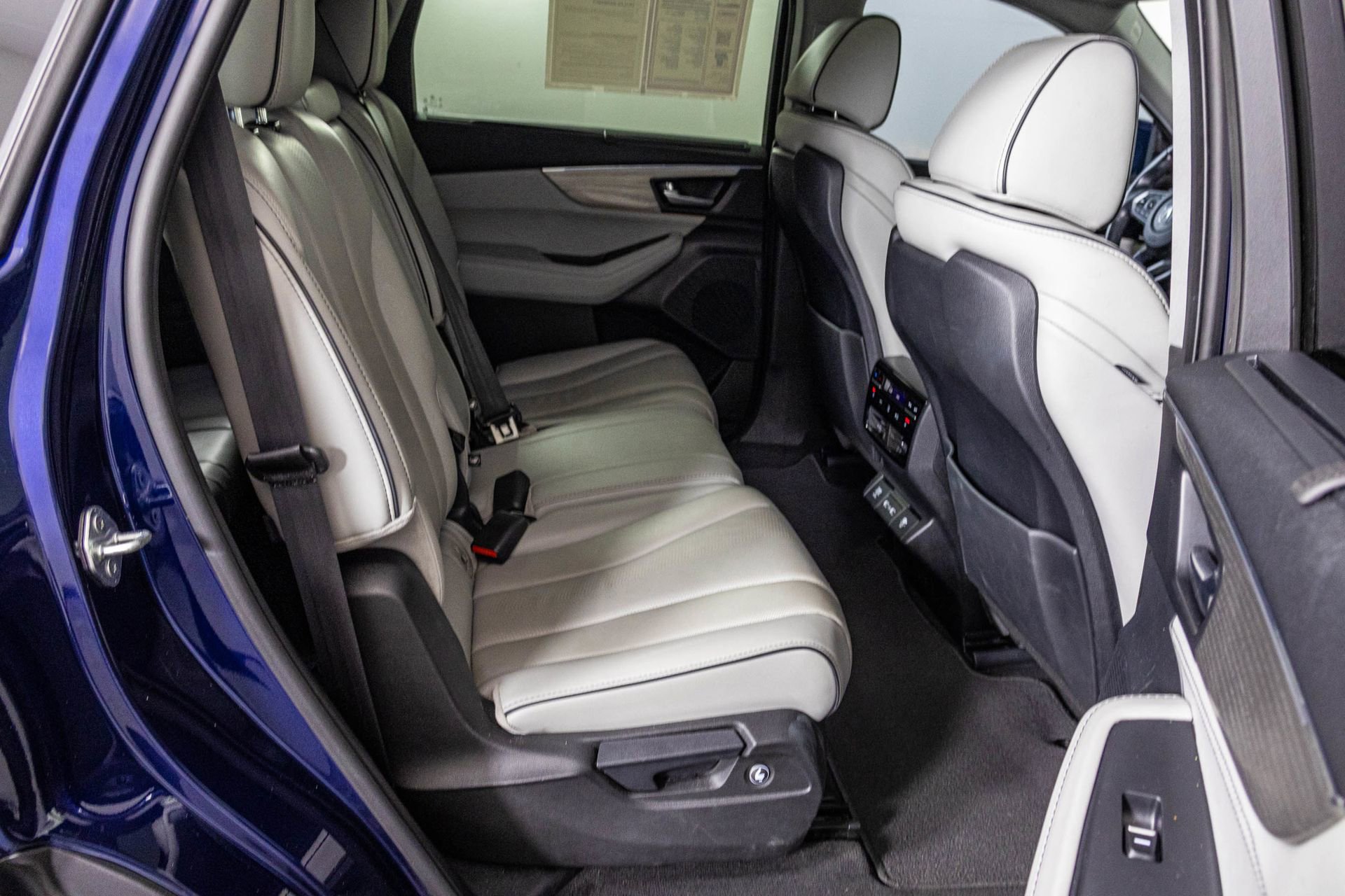 Used 2023 Acura MDX SH-AWD w/ Advance Package image 32