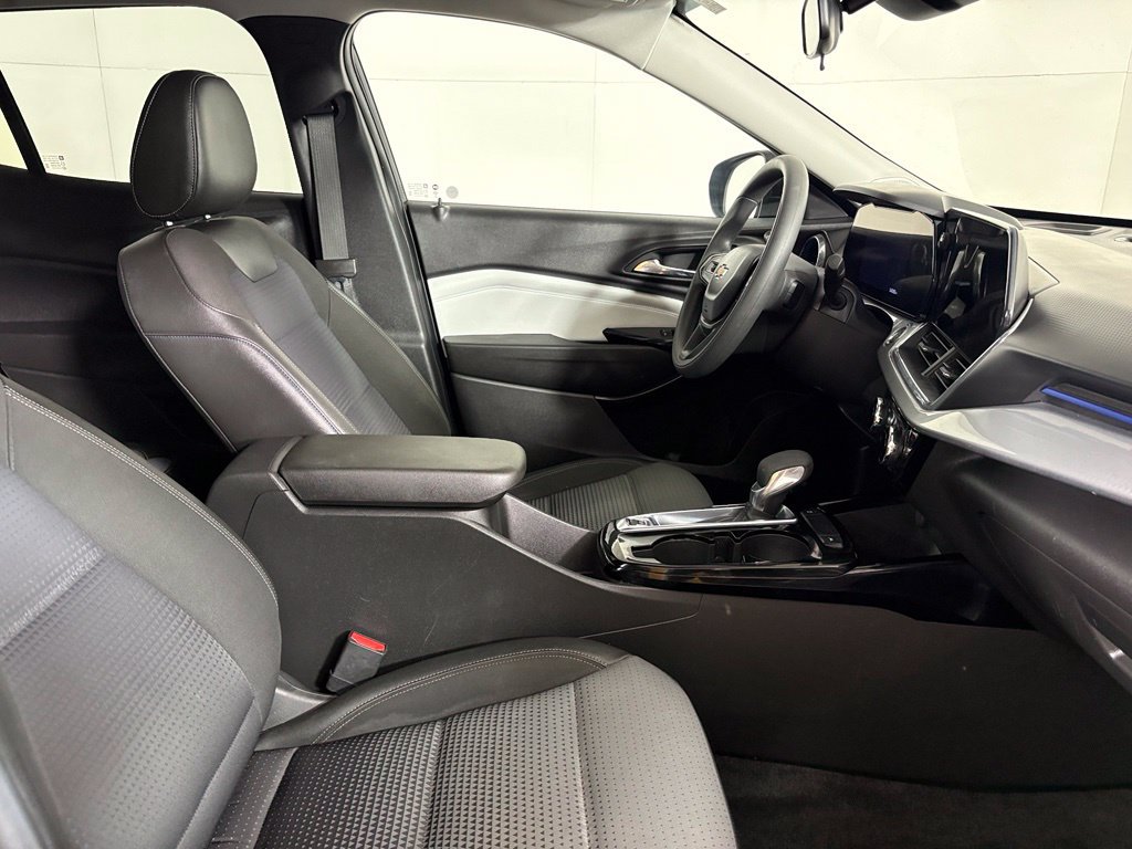 Used 2025 Chevrolet Trax LT FWD image 14