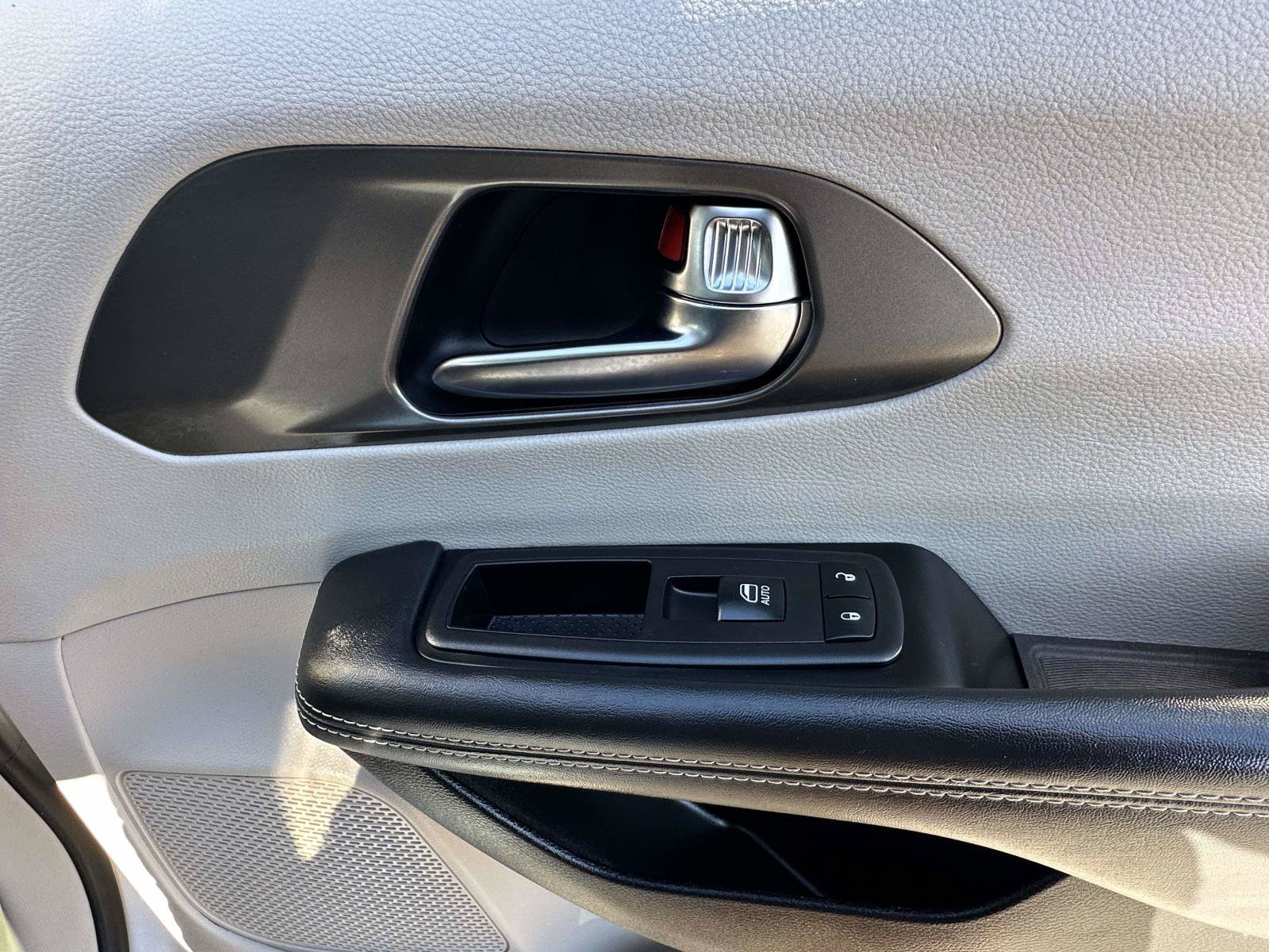 Used 2024 Chrysler Pacifica Touring-L FWD image 29