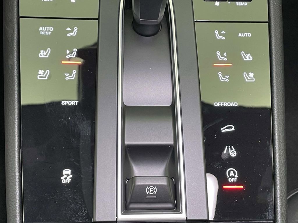 New 2025 Porsche Macan Base image 34