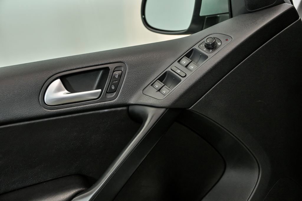 Used 2017 Volkswagen Tiguan S image 9