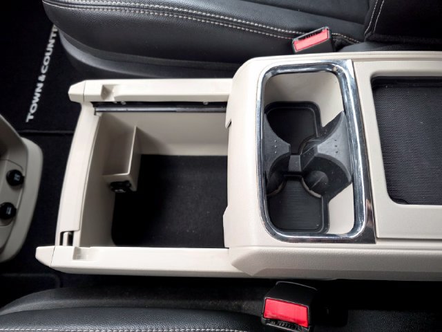 Used 2014 Chrysler Town & Country Touring FWD image 39