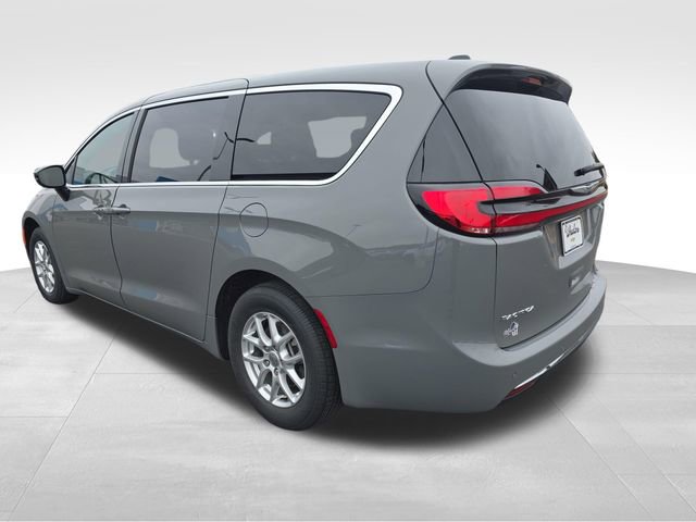 Used 2025 Chrysler Pacifica Select image 3