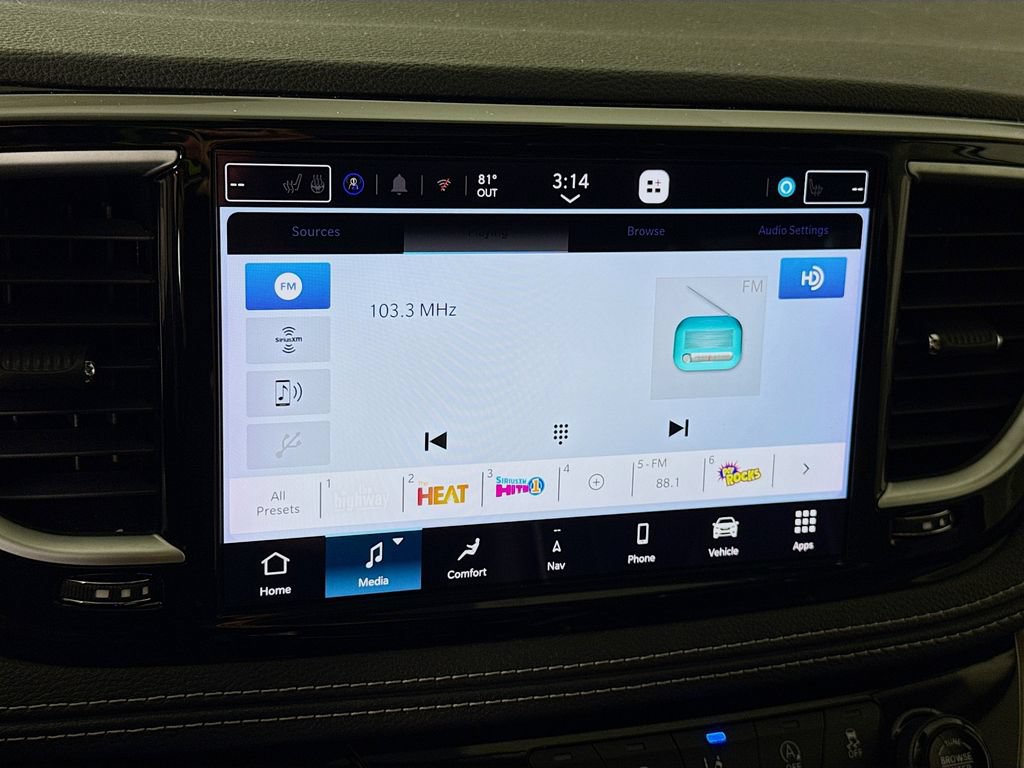 Used 2023 Chrysler Pacifica Limited AWD/4WD image 7