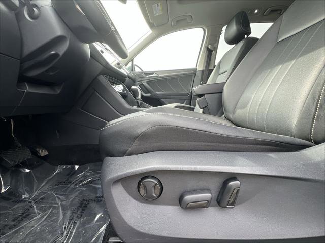 Certified 2022 Volkswagen Tiguan SE w/ Panoramic Sunroof Package image 12