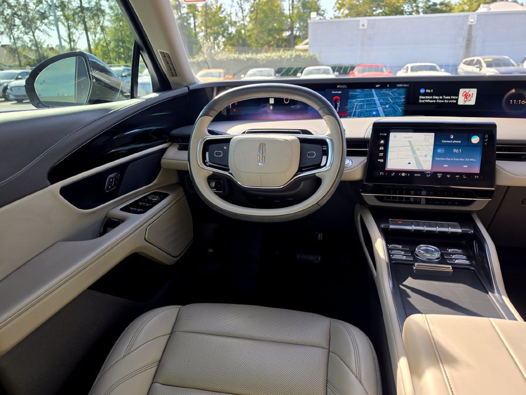 Used 2025 Lincoln Nautilus Premier AWD/4WD image 9