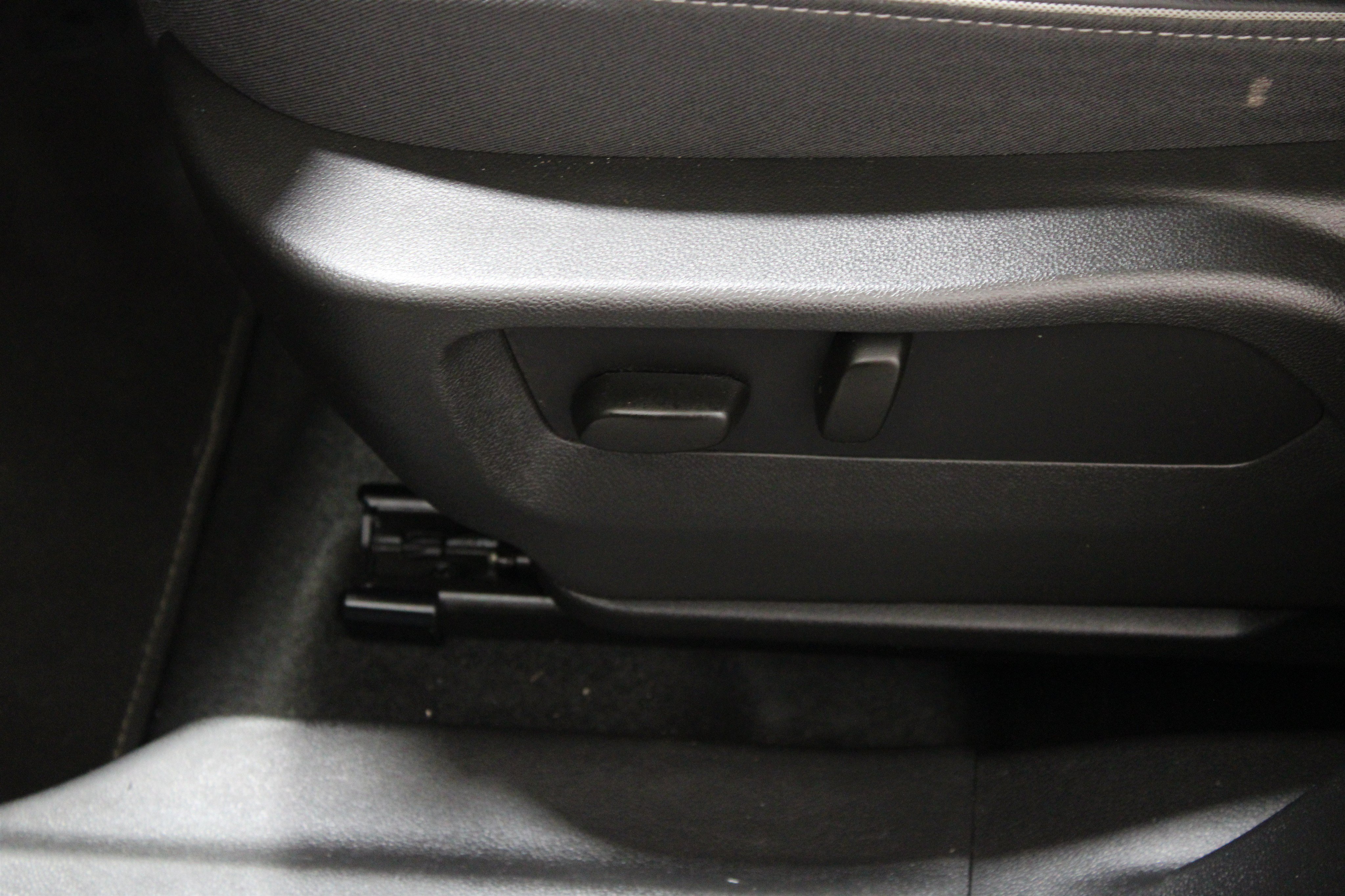 Used 2023 Buick Envision Essence FWD image 2