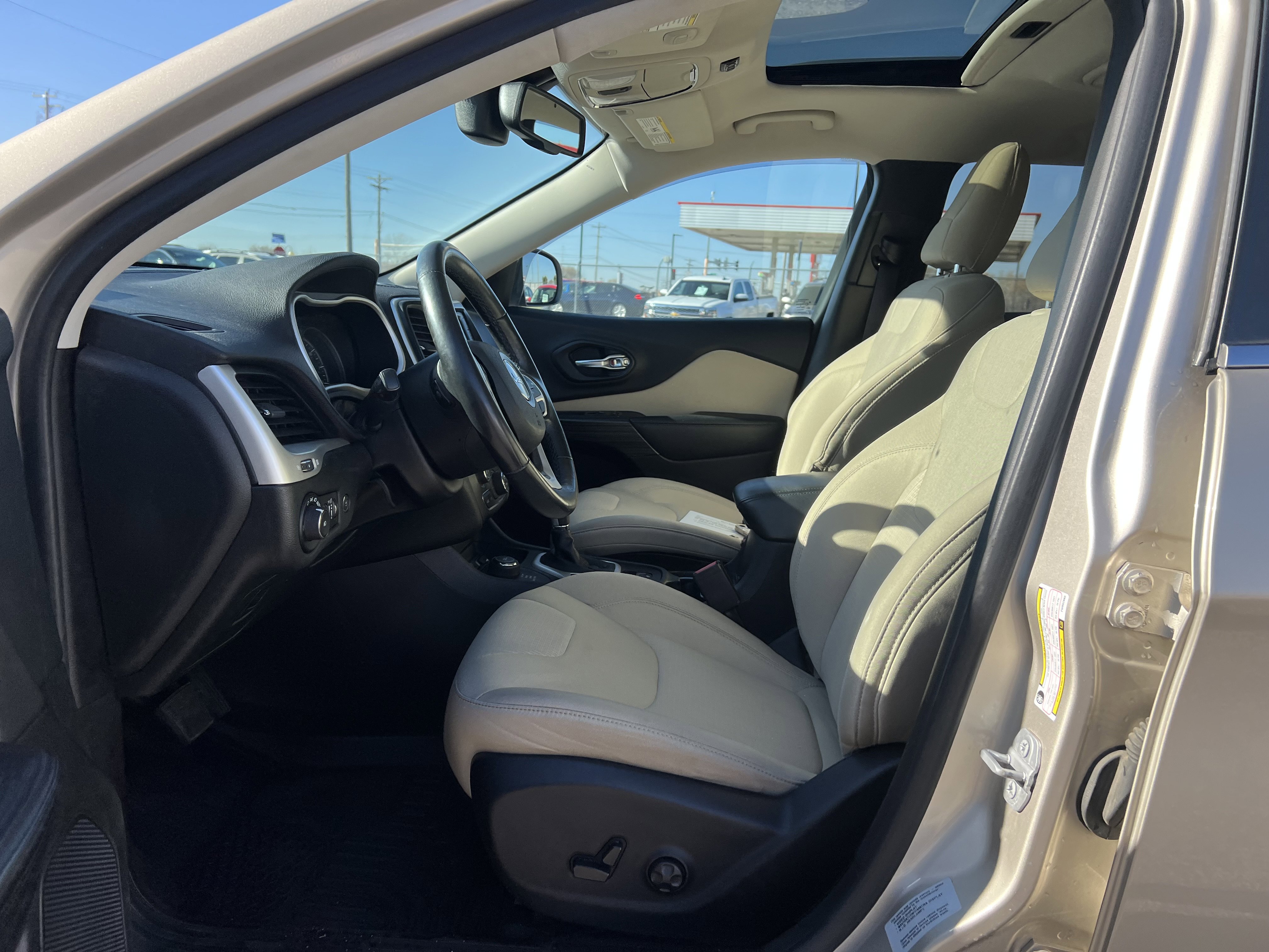 Used 2015 Jeep Cherokee Latitude w/ Comfort/Convenience Group image 16