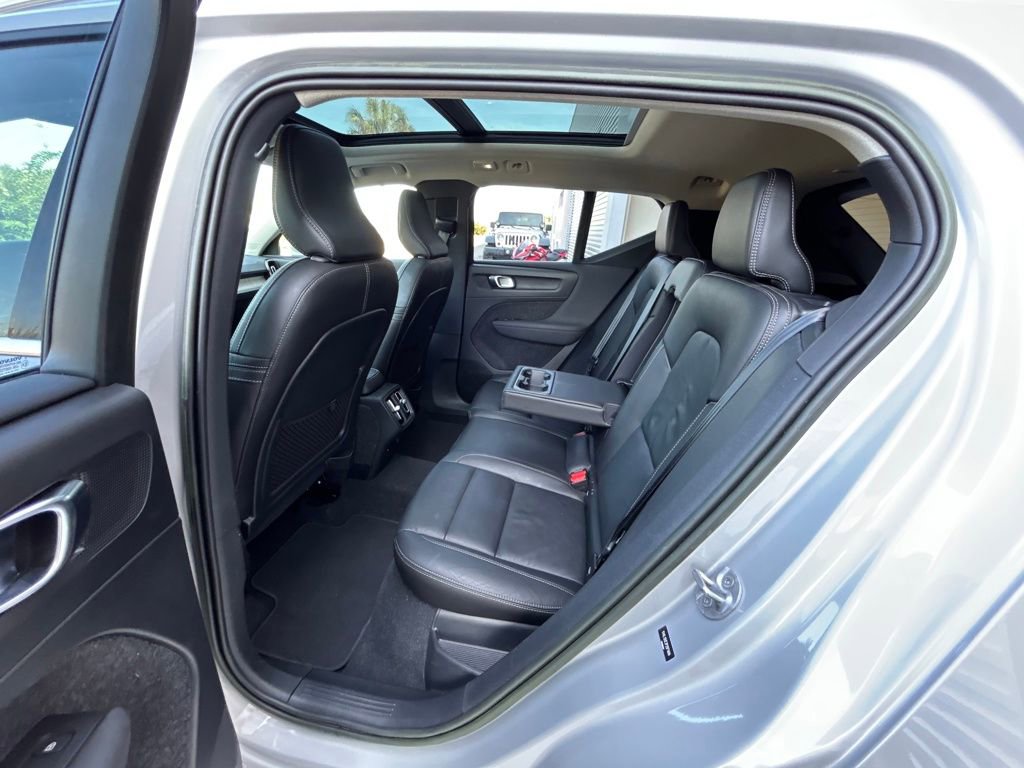 Used 2023 Volvo XC40 B5 Plus image 59