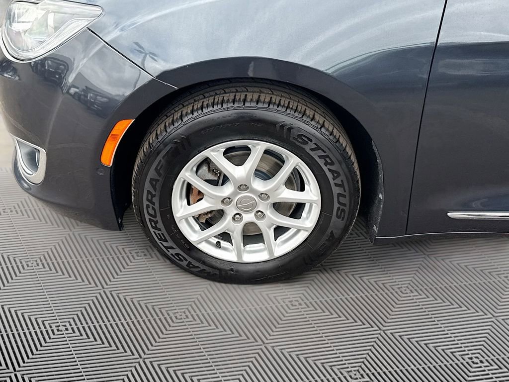 Used 2020 Chrysler Pacifica Touring-L w/ Advanced Safetytec Group FWD image 35