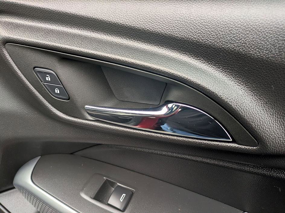 Certified 2025 Chevrolet Trax RS w/ Sunroof Package image 36