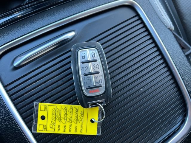 Used 2024 Chrysler Pacifica Limited image 35
