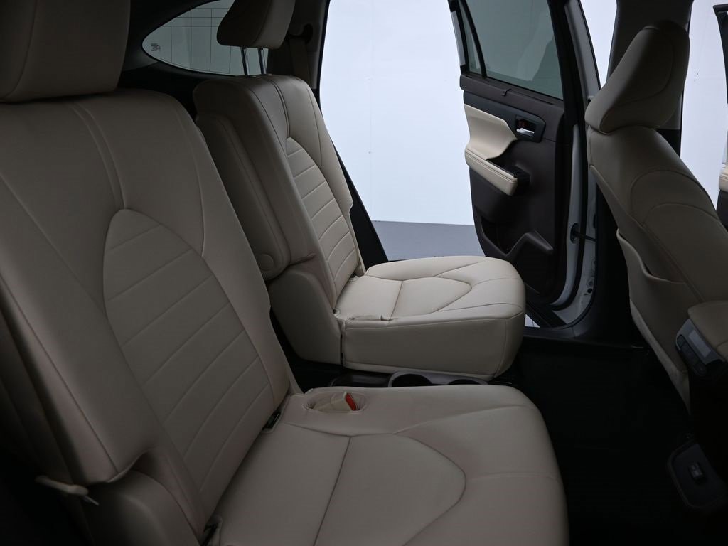 Used 2022 Toyota Highlander XLE image 13