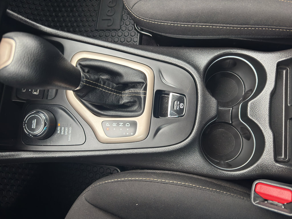 Used 2017 Jeep Cherokee Latitude w/ Comfort/Convenience Group image 22