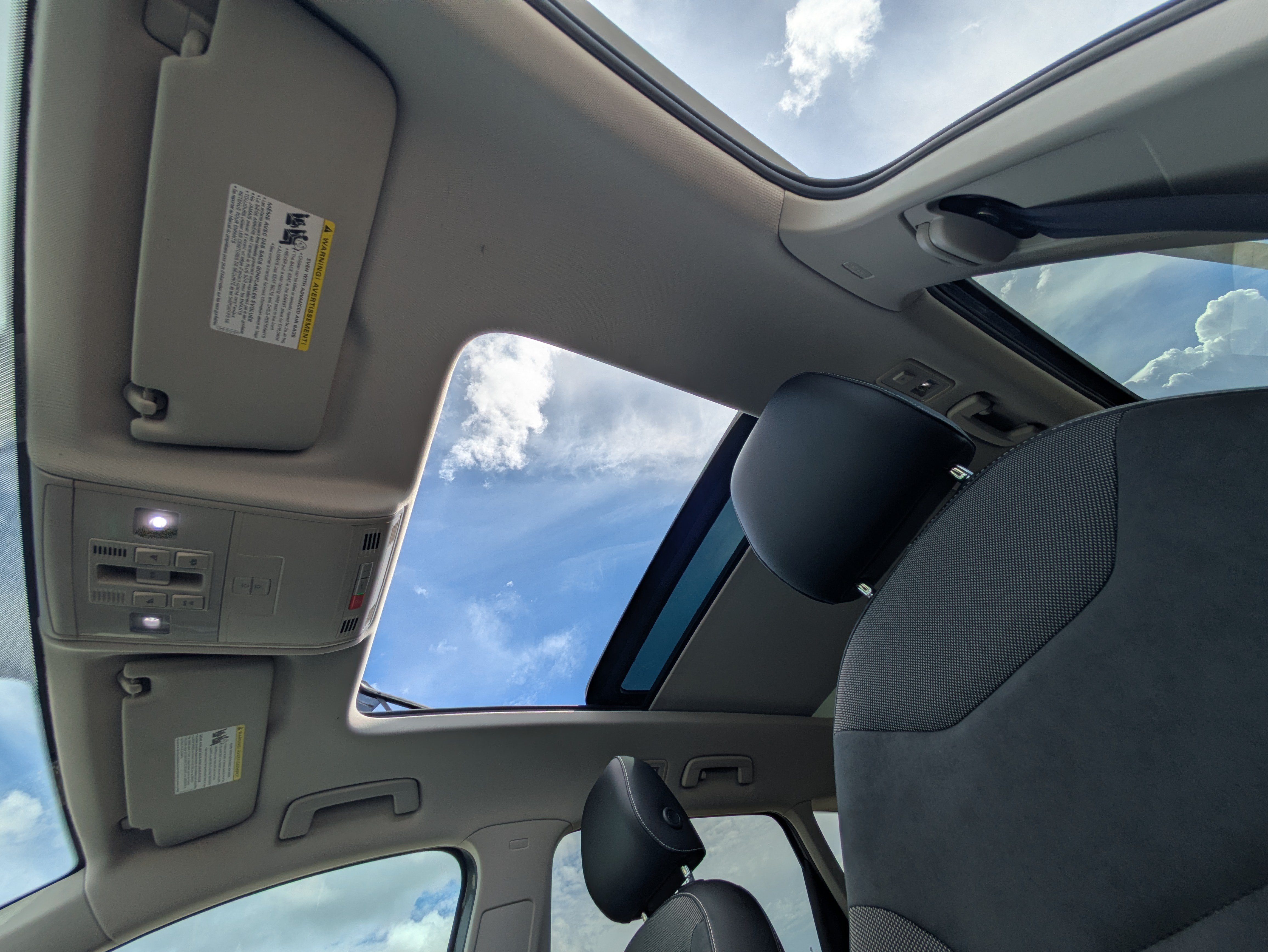 Used 2022 Volkswagen Taos SE w/ Panoramic Sunroof Package FWD image 36