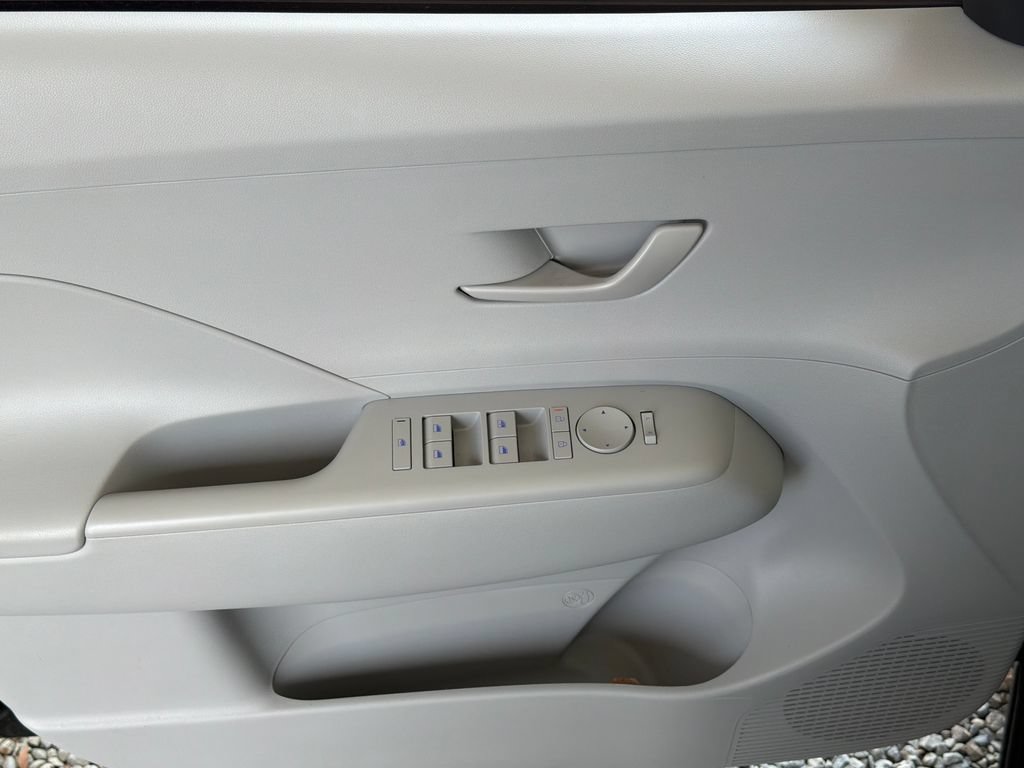 Used 2025 Hyundai Kona SEL FWD image 3