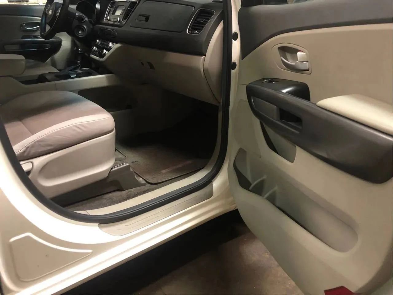 Used 2016 Kia Sedona L image 9