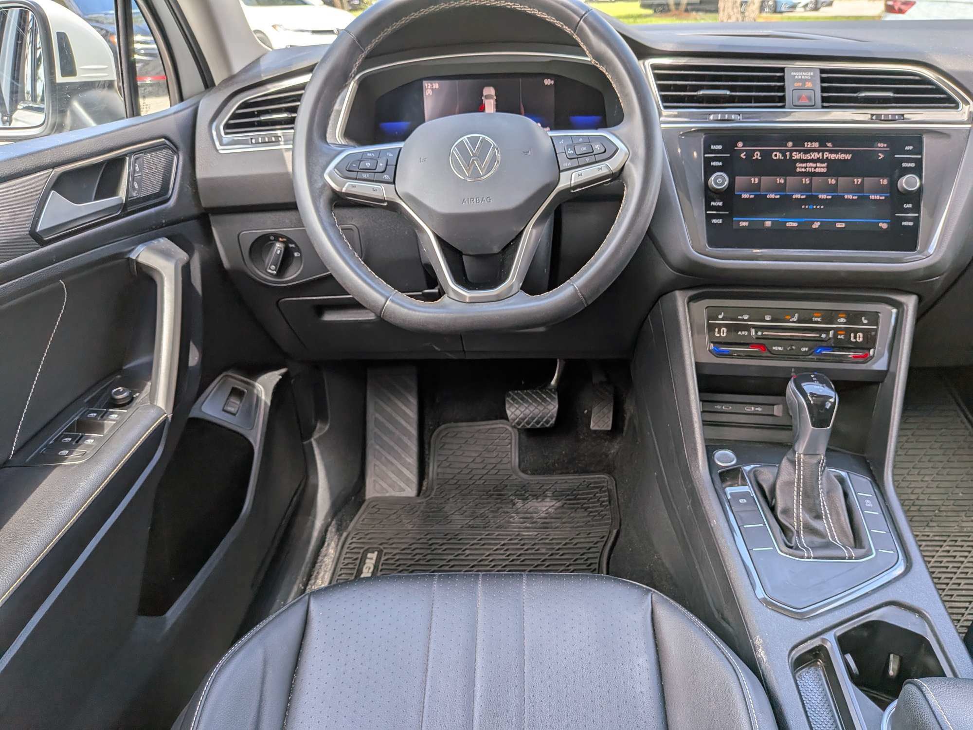 Used 2022 Volkswagen Tiguan SE w/ Panoramic Sunroof Package FWD image 21
