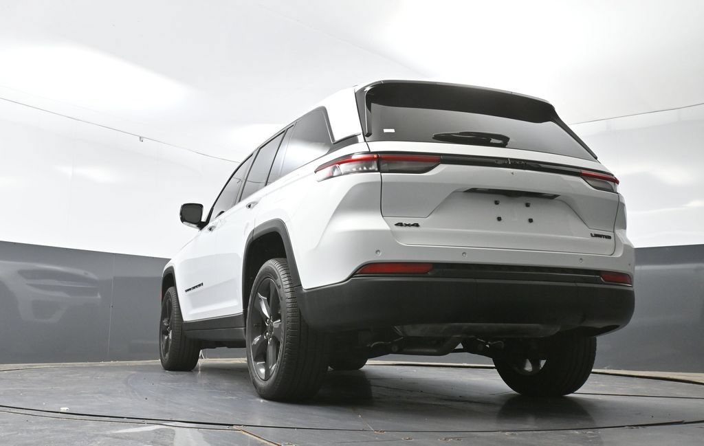 Used 2023 Jeep Grand Cherokee Limited w/ Black Appearance Package AWD/4WD image 31