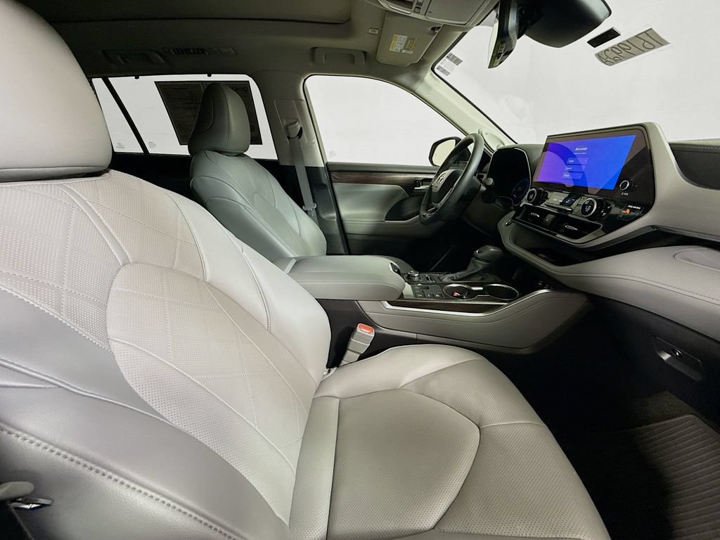 Certified 2025 Toyota Highlander Platinum AWD/4WD image 30