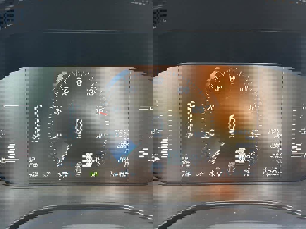 Used 2018 Volvo XC60 T6 Momentum w/ Convenience Package image 12