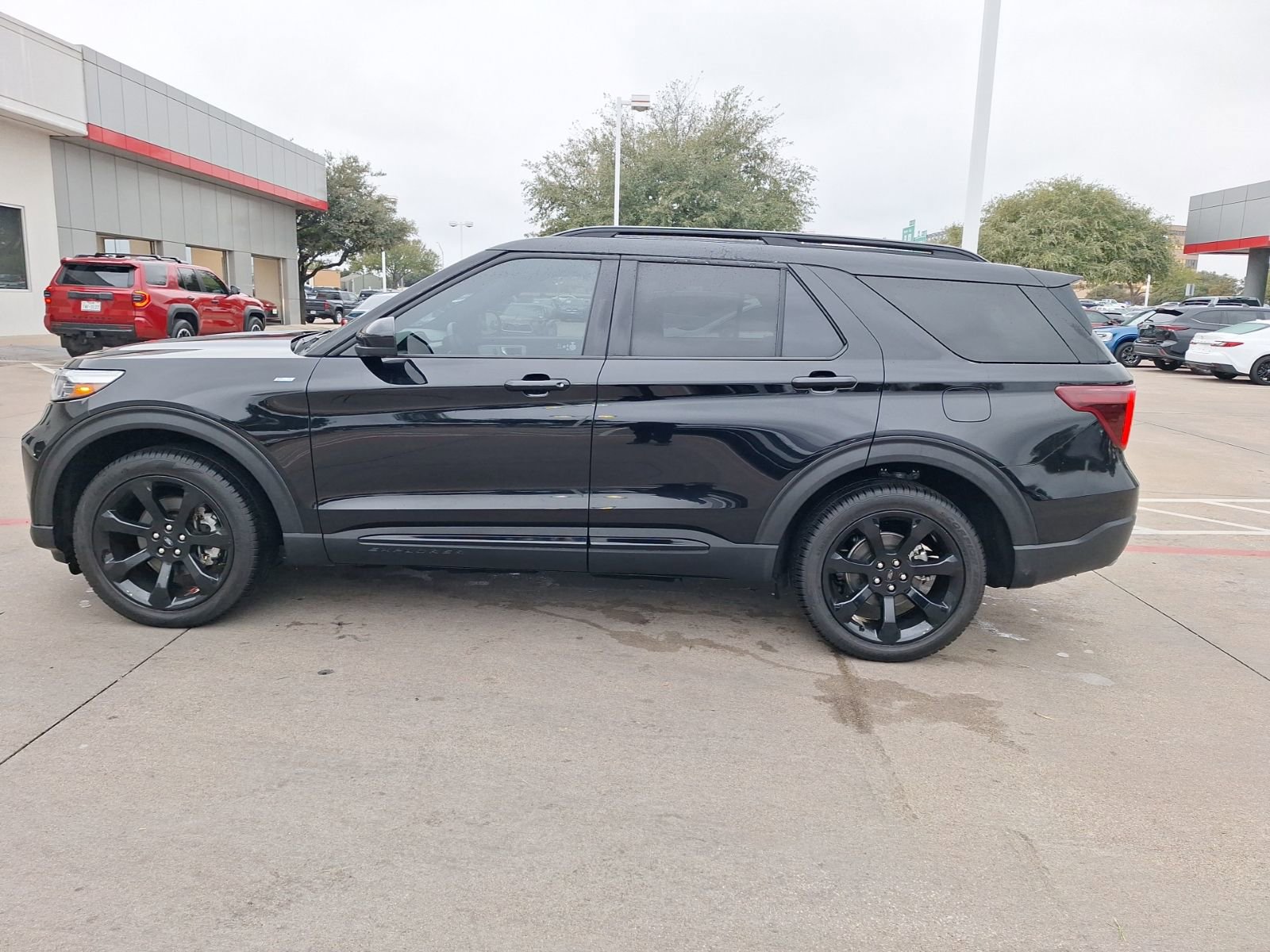 Used 2023 Ford Explorer ST-Line image 3