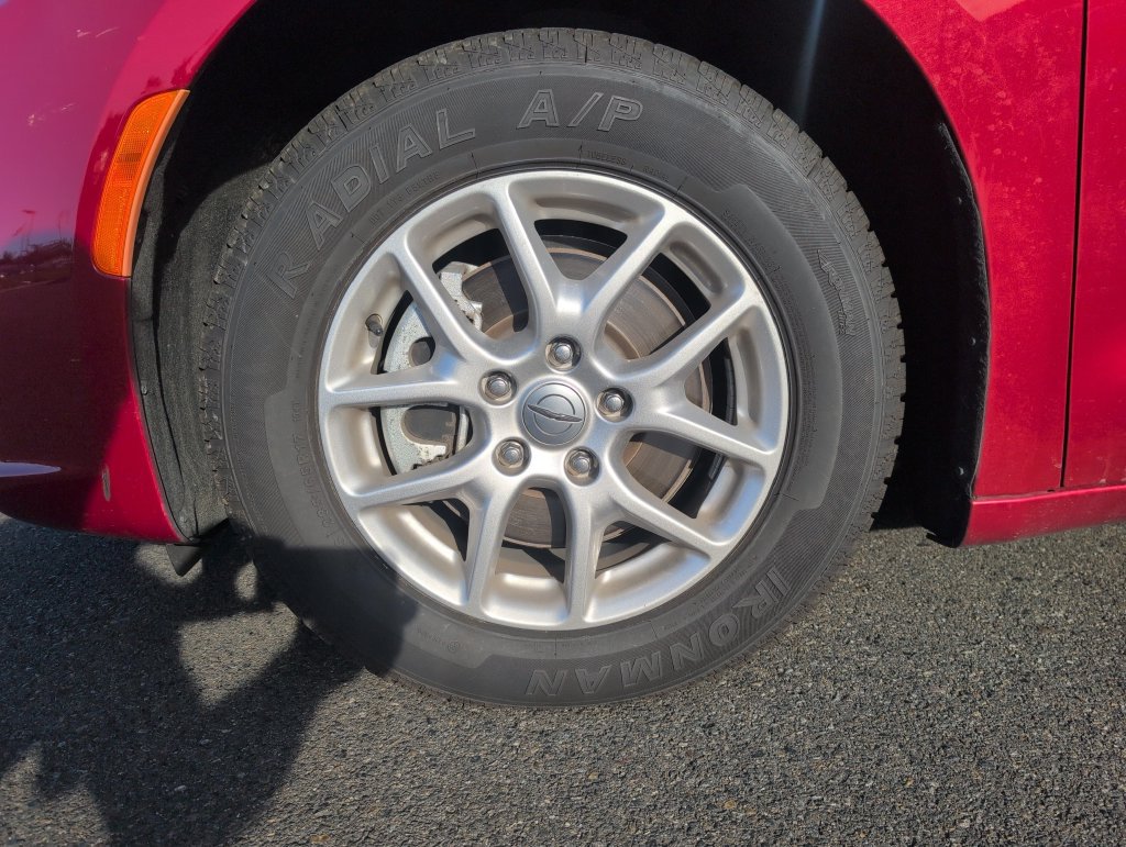 Used 2024 Chrysler Pacifica Touring-L FWD image 14