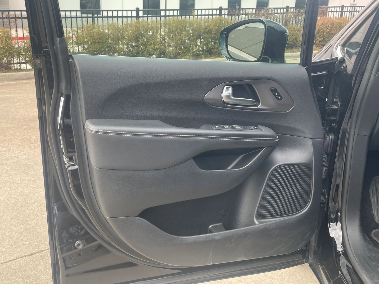 Used 2025 Chrysler Pacifica Select image 18