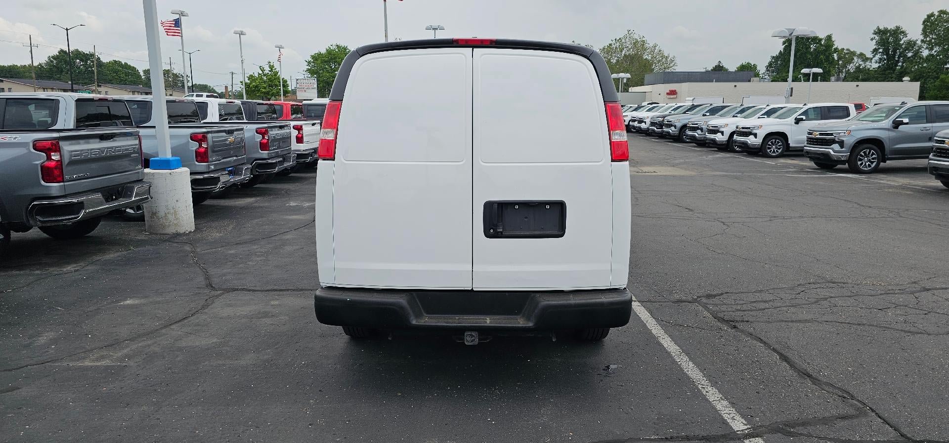 Used 2018 Chevrolet Express 2500 Extended RWD image 4