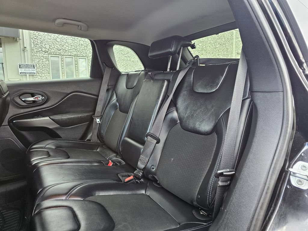 Used 2019 Jeep Cherokee Latitude Plus AWD/4WD image 14