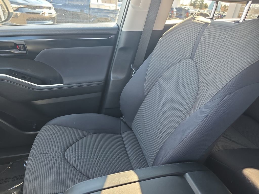 Used 2024 Toyota Highlander LE image 21