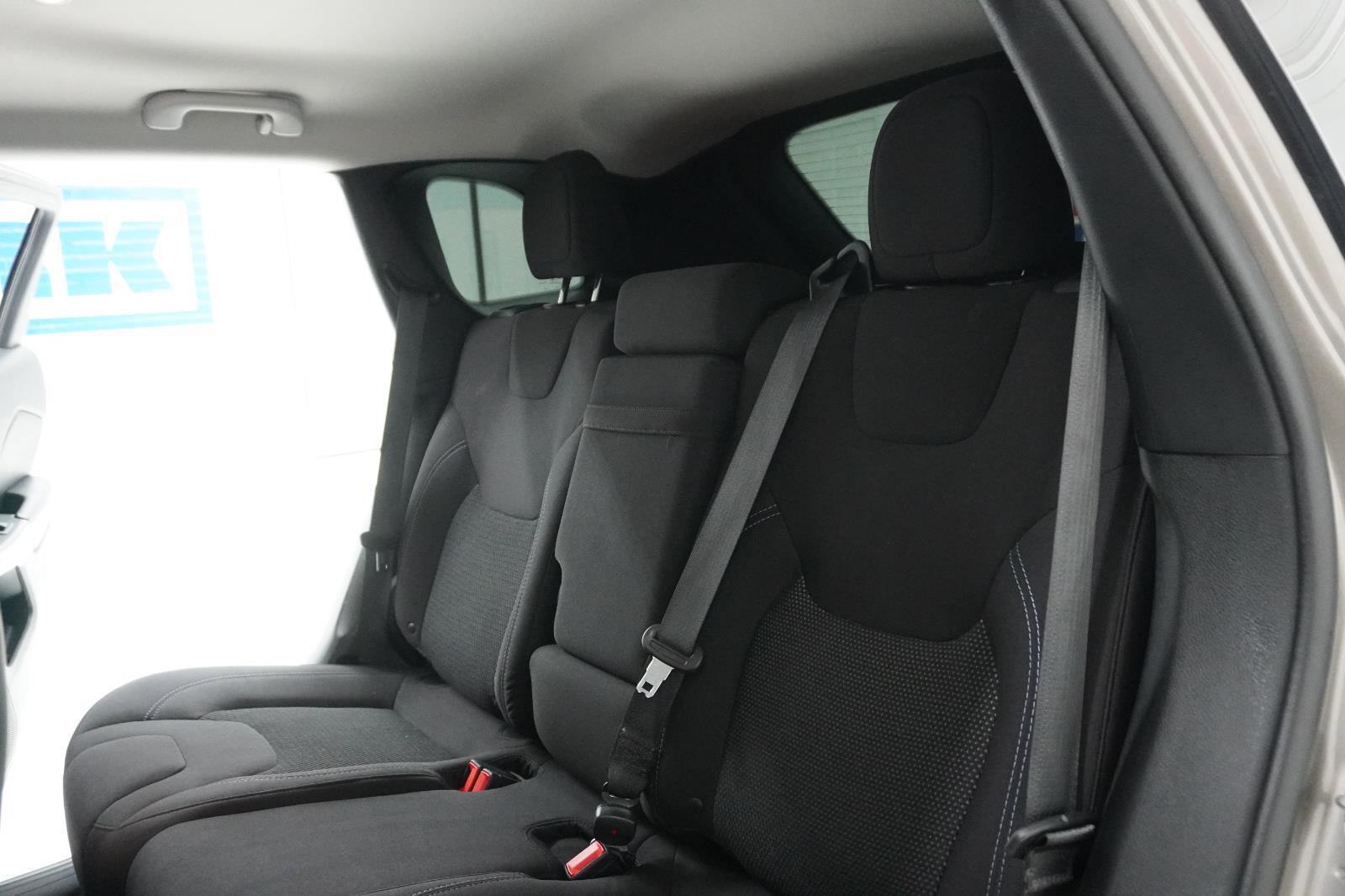 Used 2019 Jeep Cherokee Latitude w/ Popular Appearance Group image 33