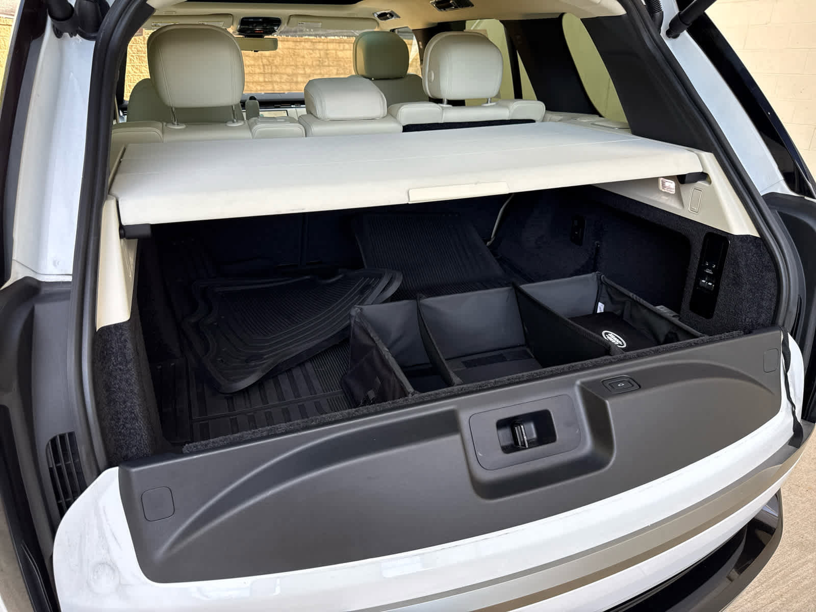 Certified 2023 Land Rover Range Rover SE image 17