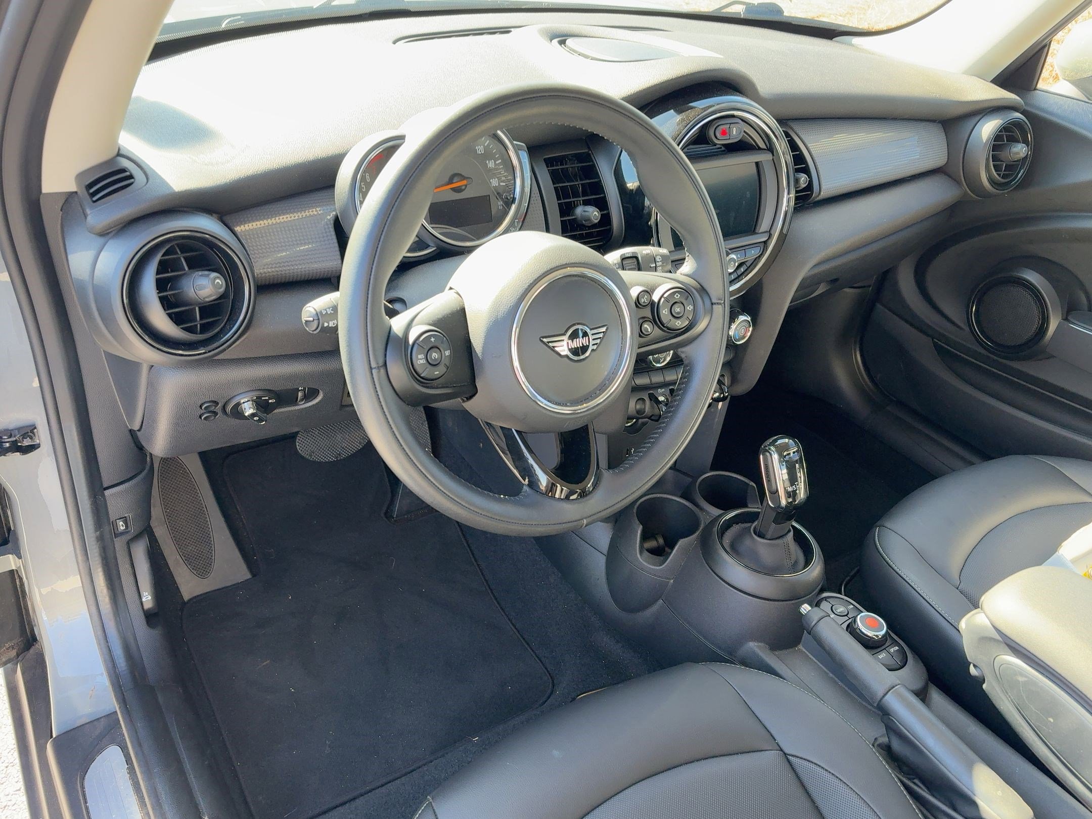 Used 2021 MINI Cooper 2-Door Hardtop image 4