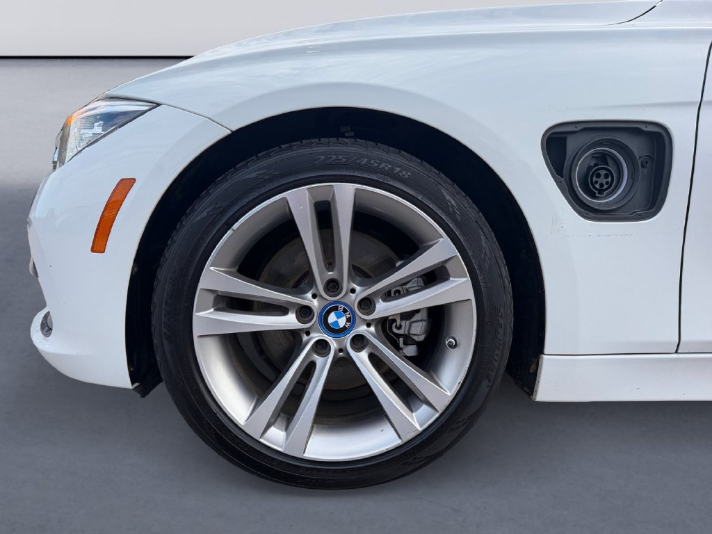 Used 2018 BMW 330e w/ Premium Package RWD image 9