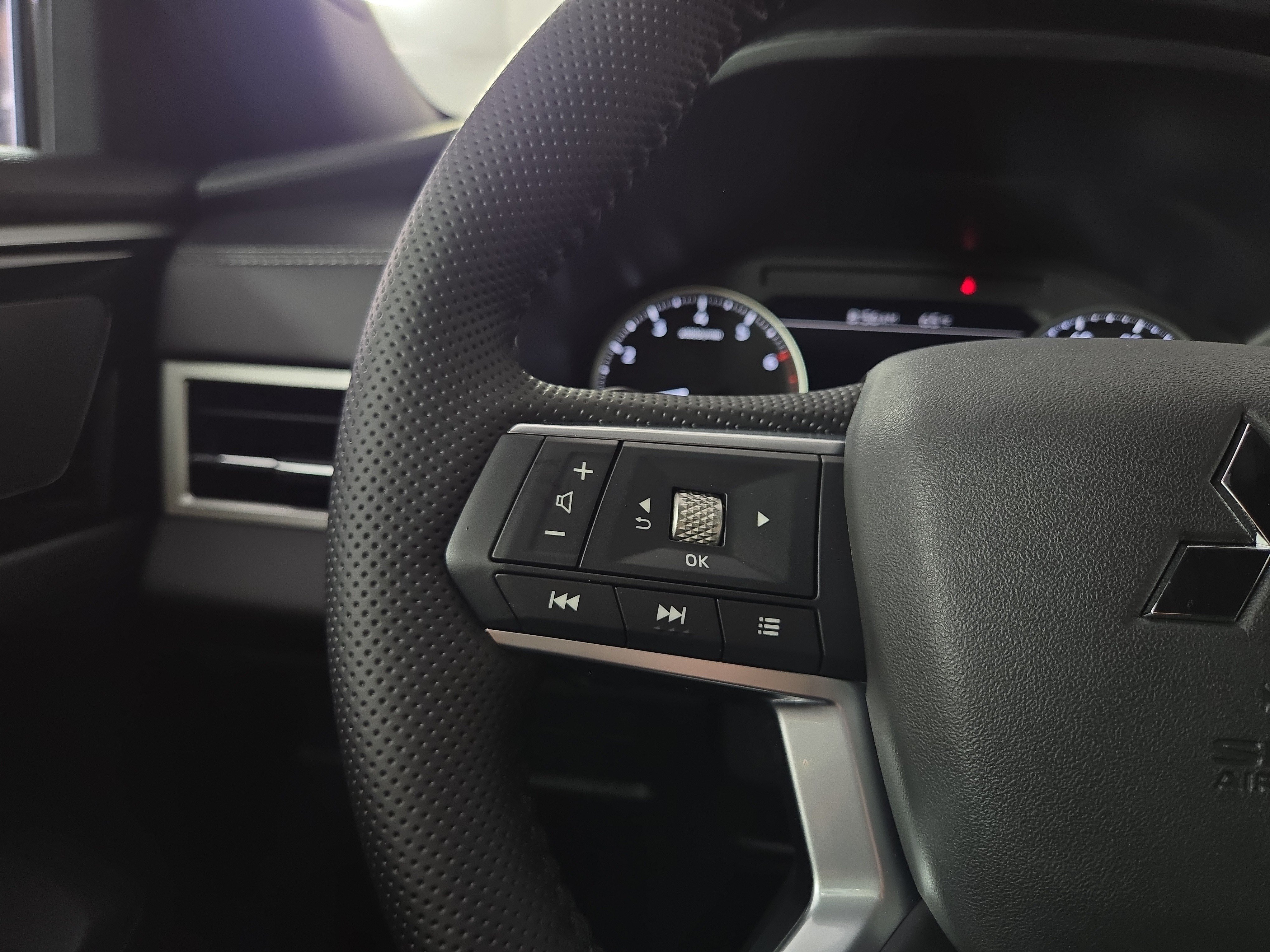 New 2026 Mitsubishi Outlander LE AWD/4WD image 15