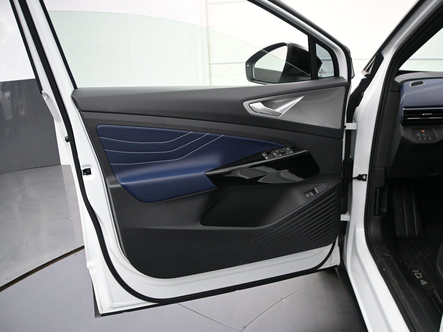 Used 2025 Volkswagen ID.4 Pro S Plus image 8