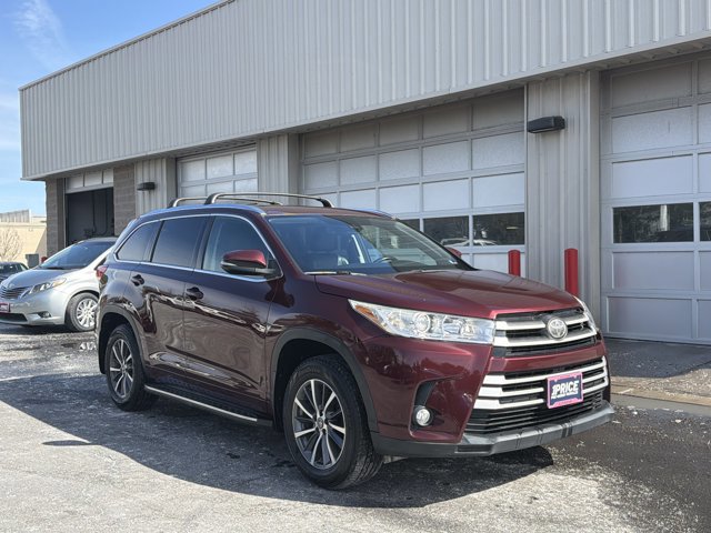Used 2017 Toyota Highlander XLE image 3