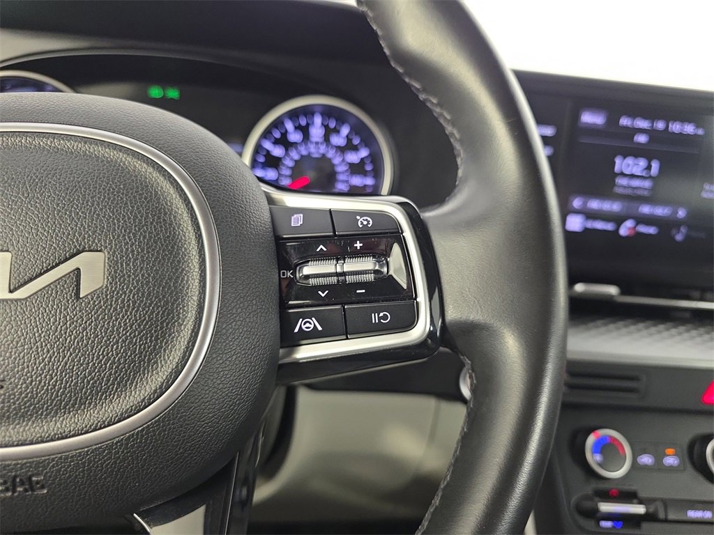 Used 2022 Kia Carnival LX image 23