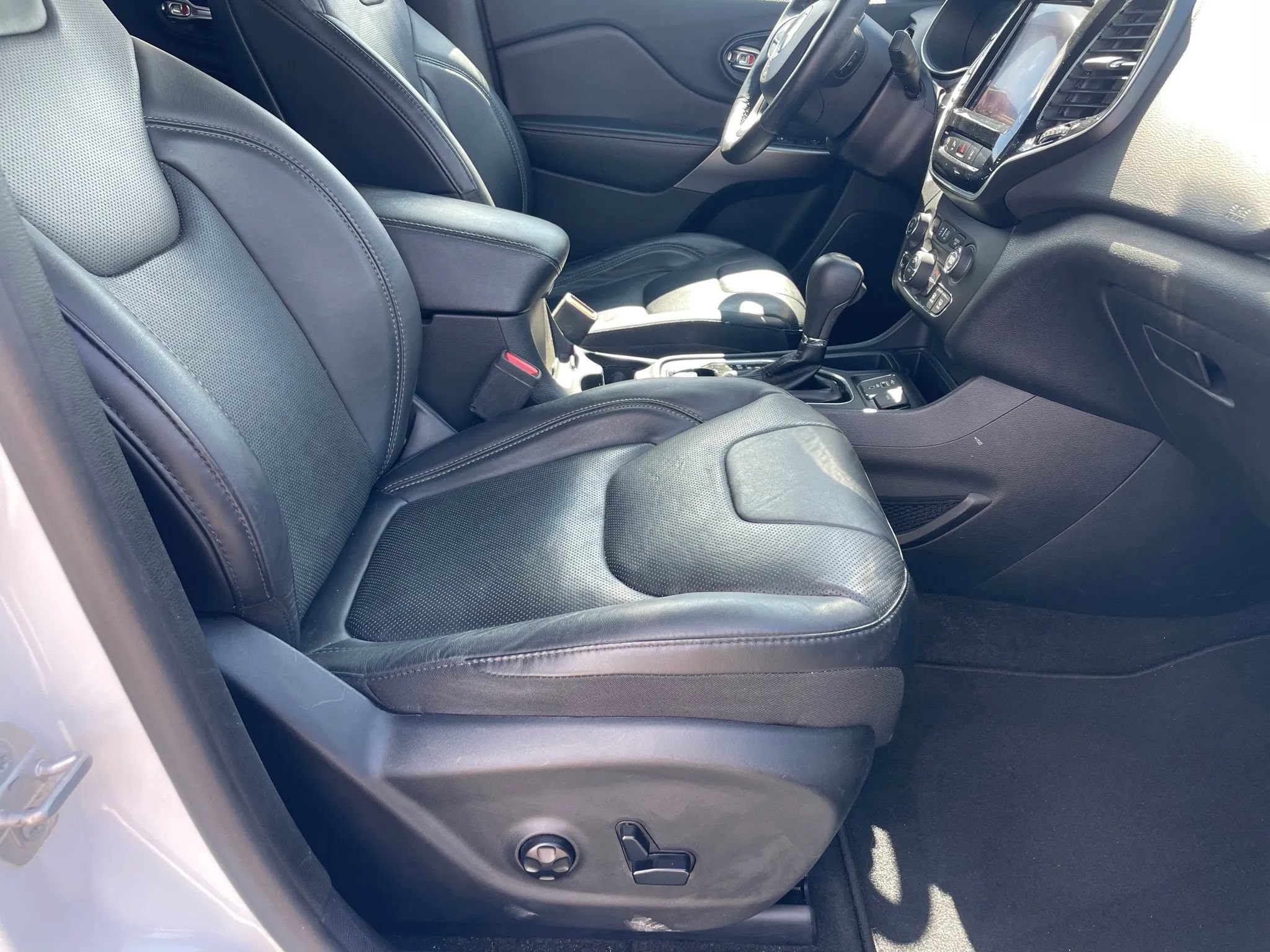 Used 2019 Jeep Cherokee Limited w/ Luxury Group FWD image 13