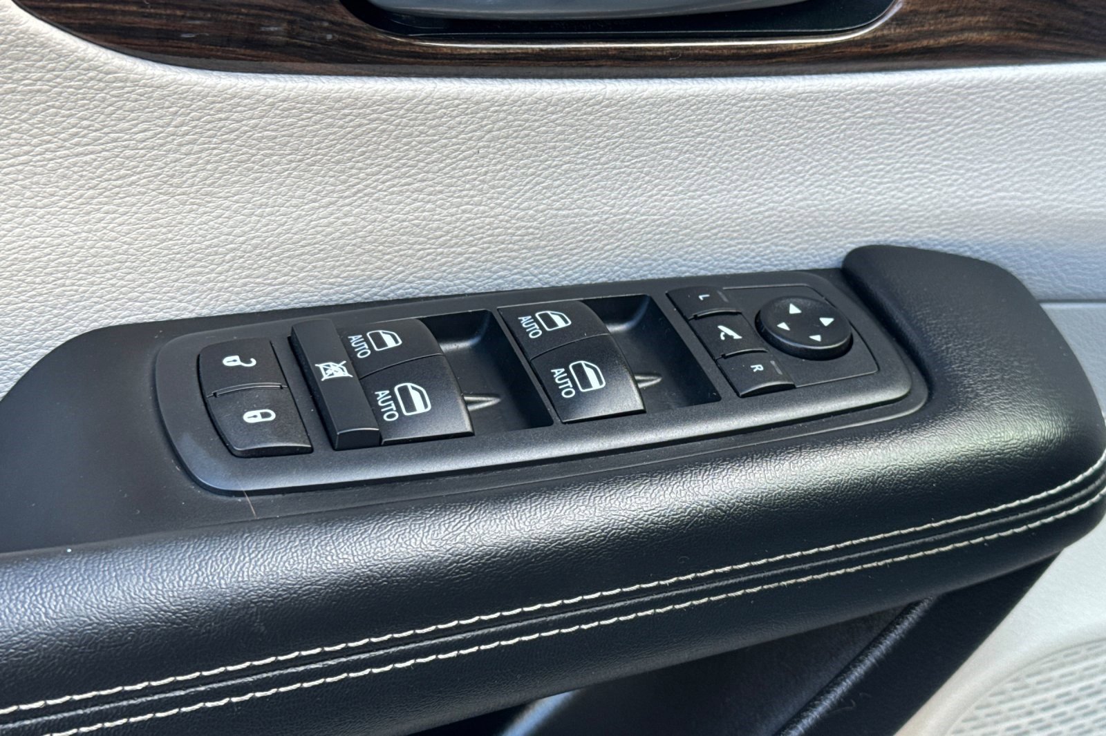 Used 2021 Chrysler Pacifica Limited w/ Premium & Safety Sphere Group image 12