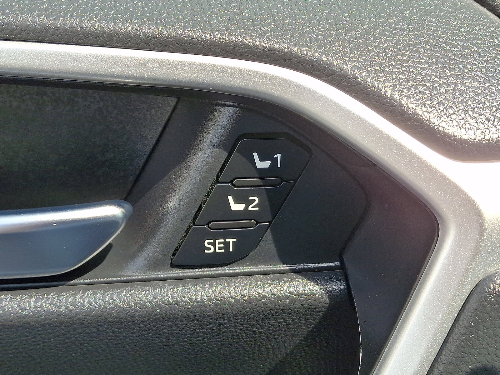 Used 2023 Toyota RAV4 XLE Premium image 28