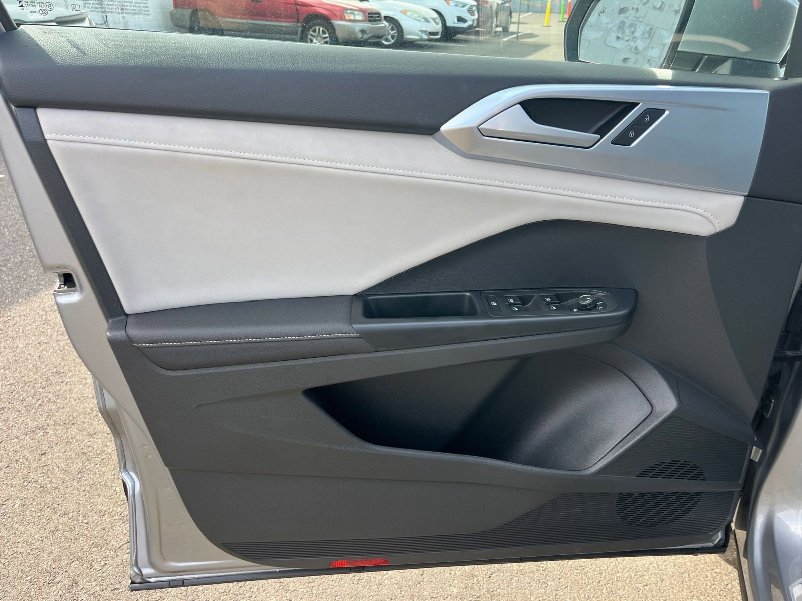 Used 2025 Volkswagen Taos SE FWD image 18