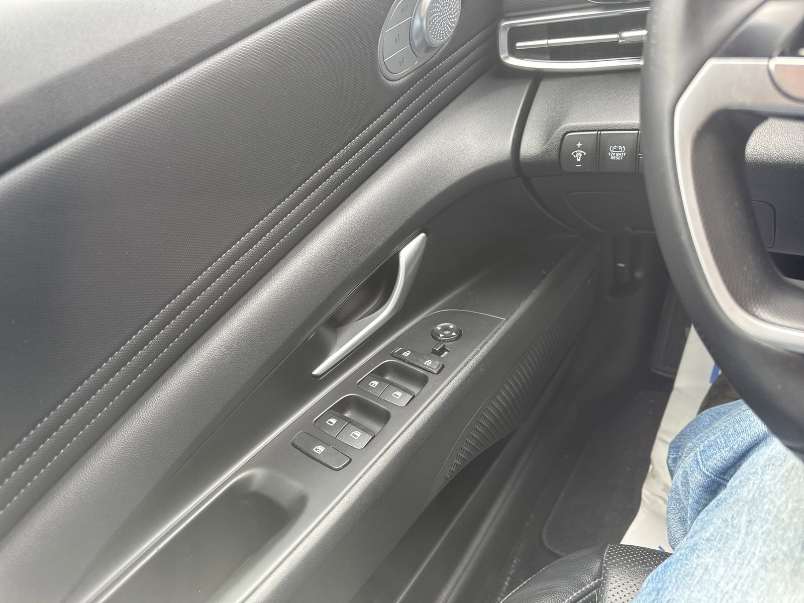 Used 2023 Hyundai Elantra Limited w/ Preferred Accessory Package FWD image 13