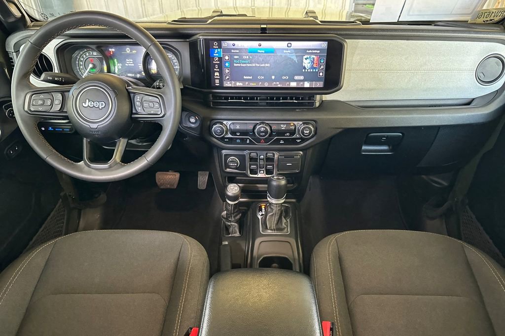Used 2024 Jeep Wrangler Unlimited AWD/4WD image 13