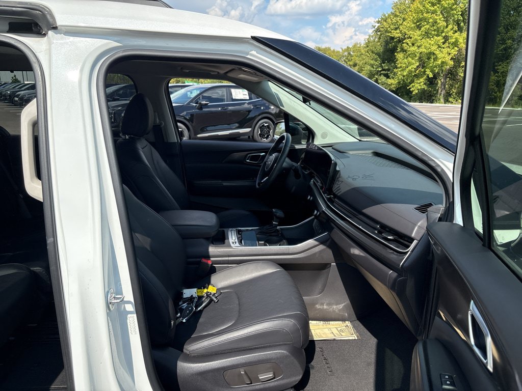 Used 2025 Kia Carnival SX w/ SX Dark Edition Package FWD image 28