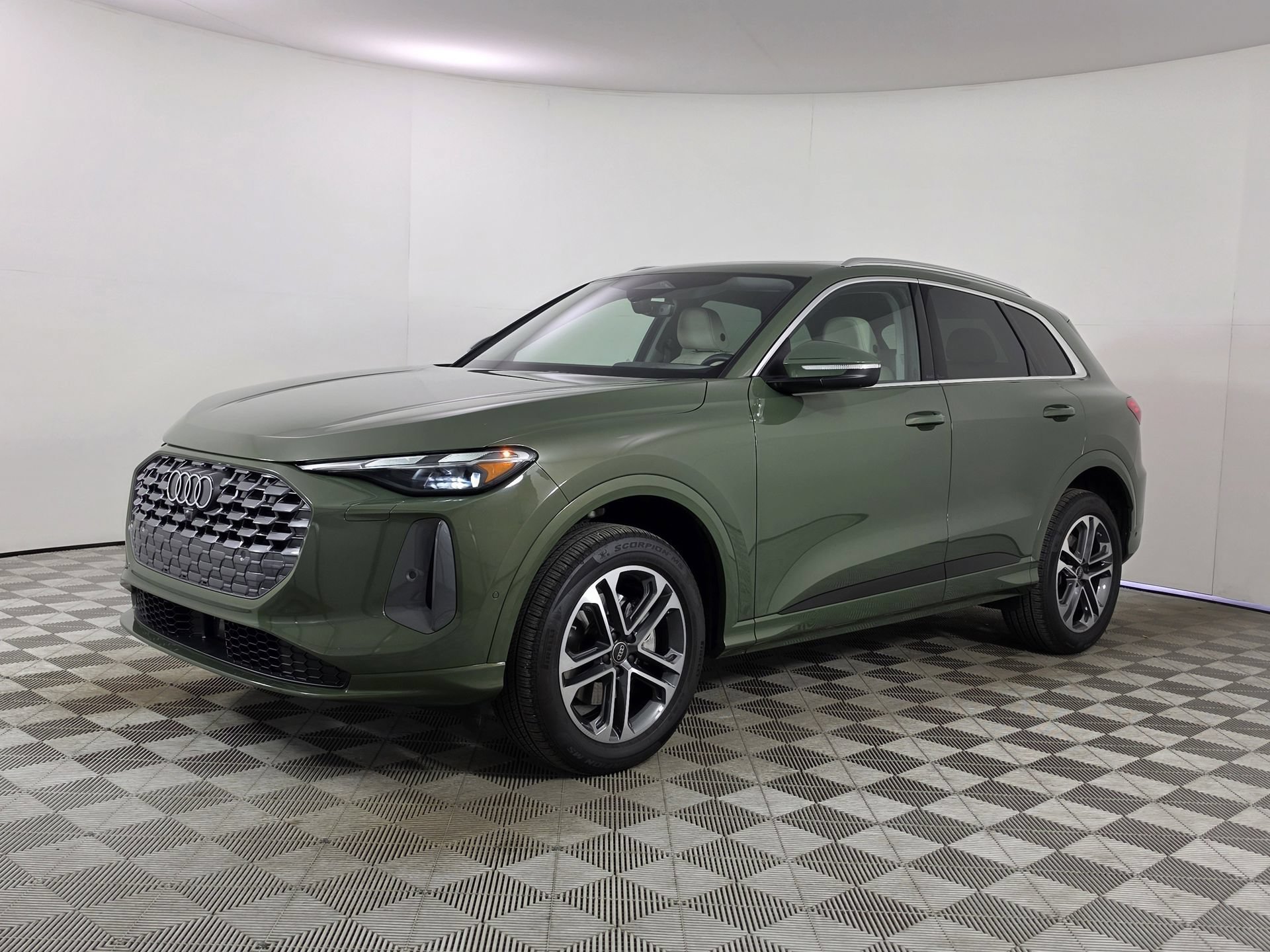 Certified 2025 Audi Q5 Premium w/ Convenience Package AWD/4WD image 3
