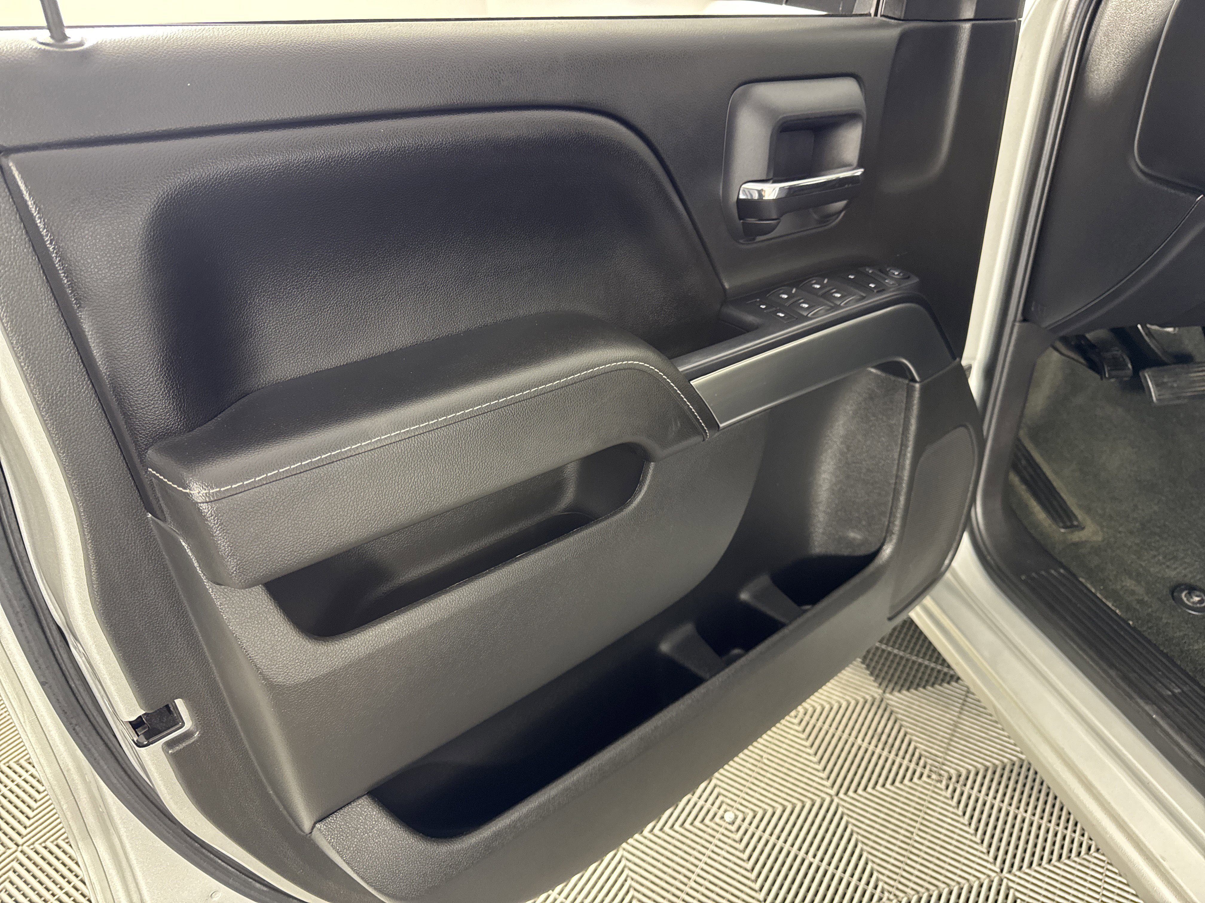 Used 2015 Chevrolet Silverado 1500 LT w/ LT Convenience Package RWD image 13