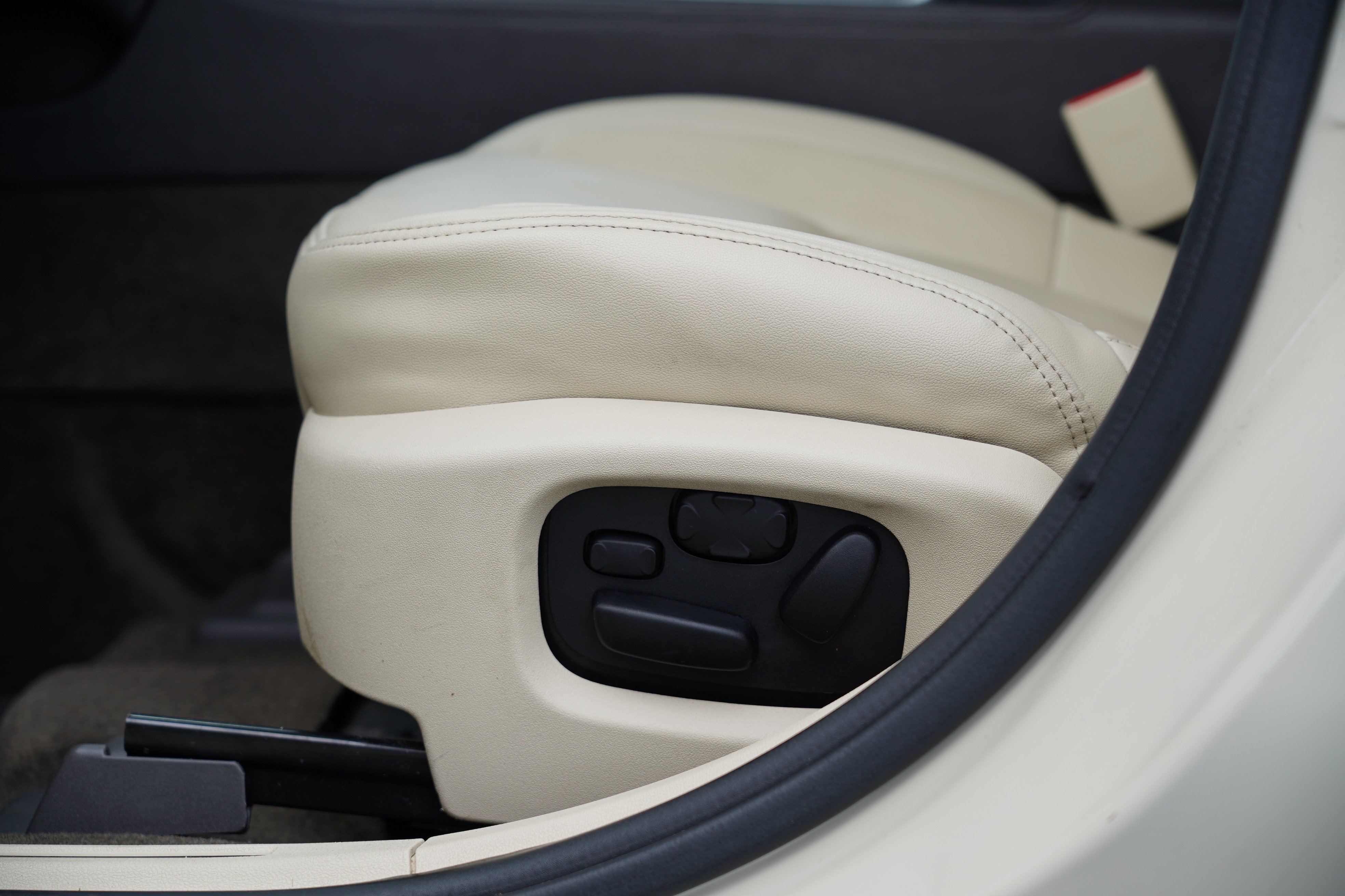 Used 2014 Lincoln MKS AWD w/ Equipment Group 101A image 17