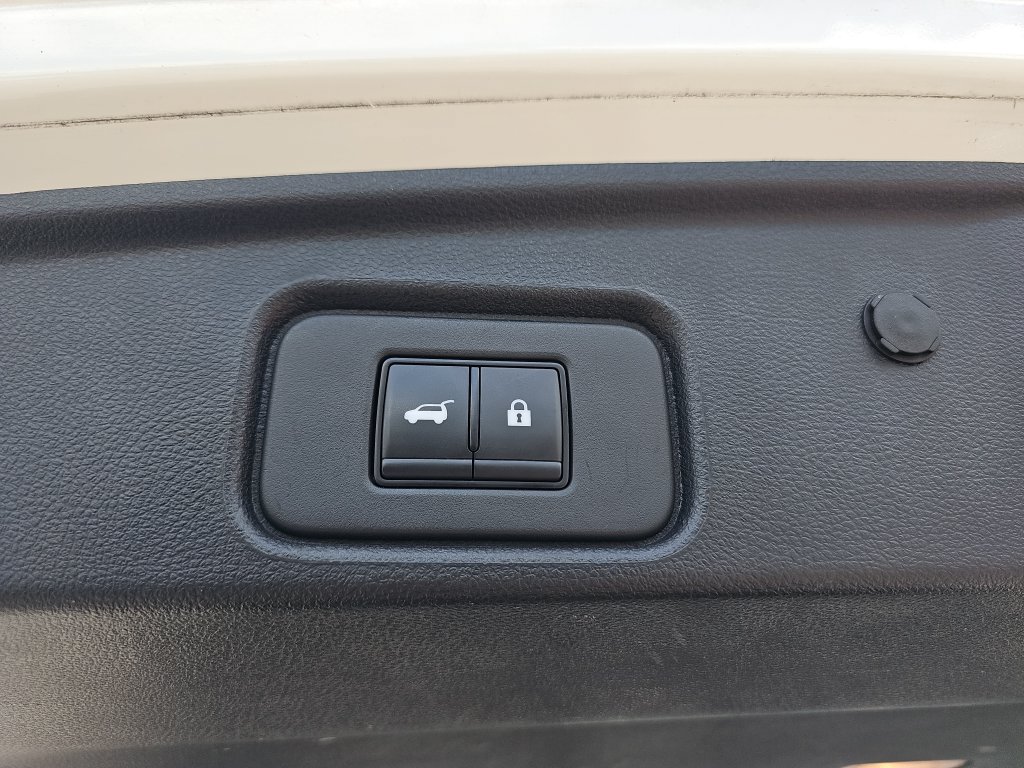 Used 2025 Nissan Pathfinder SV FWD image 32